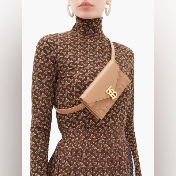 ❌❌❌ SOLD ❌❌❌ Burberry Quilted TB Envelope Belt Bag - Picture 14 of 15